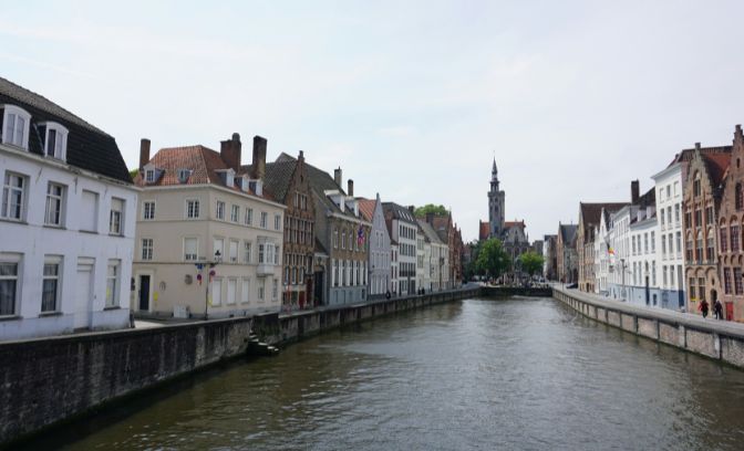 Het Spiegelrie kanaal en het Jan van Eyck plein